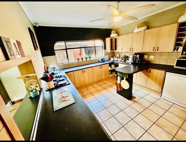 3 BEDROOM HOUSE FOR SALE IN VANDERBIJLPARK SE 3